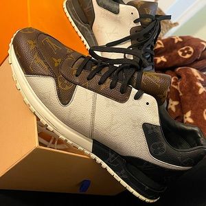 Louis Vuitton mens shoes comes with box,white &brown shoelaces original receipt